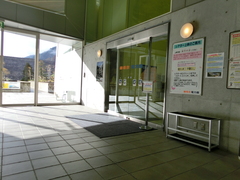 エントランス右側の写真。建物に入って右側が電力館です