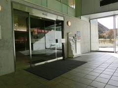 エントランス左側の写真。建物に入って左側が荘川桜記念館です