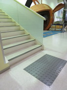 電力館2階への階段の写真。手すり付き階段です、エレベーターもあります