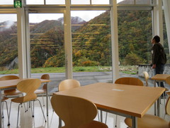 荘川桜記念館1階の写真。外を眺めながら休憩できるスペース