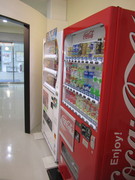 荘川桜記念館1階の写真。飲料水の自動販売機があります