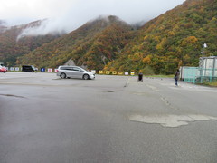 MIBOROダムサイドパークの写真。10月下旬、周囲の山は紅葉していました