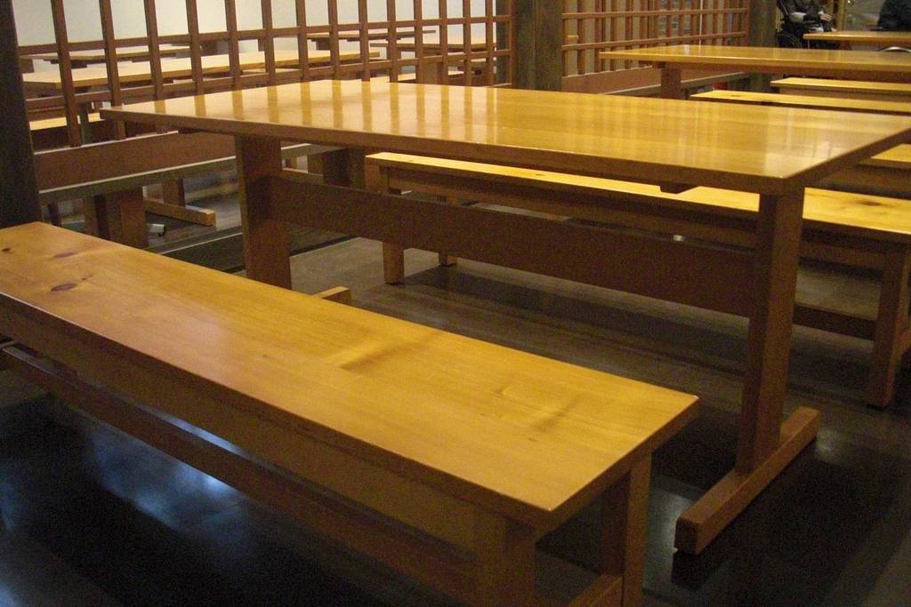 木製の長テーブルと長椅子の写真