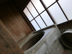 五右衛門風呂の写真。浴室、浴槽も使われていた当時の状態で残されています