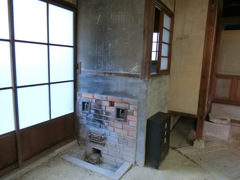 五右衛門風呂の写真。薪を燃やして沸かす設備も煤もそのままで、まだ使えそうです