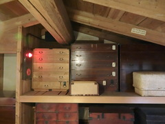 2階の収納の写真。屋根の梁や当時の家具もそのまま残っています