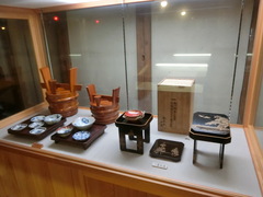 家財道具の写真。行事に使われる器なども展示