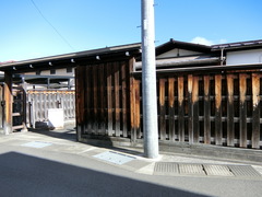 裏口の写真。裏の通りから入館するための門