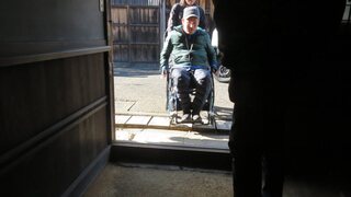 裏口から入館の写真。敷居と小さな凸凹があるので車イスは介助が必要です