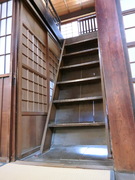 2階への階段の写真。当時のままなので狭くて急なため注意してください