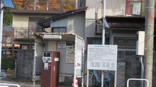 車両入口の写真。駐車券を取ってバーが上がったら入庫