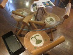 カフェ店内の写真。ユニークな木製の家具