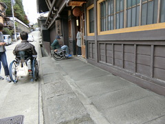平瀬酒造店の玄関の写真。少し傾斜がありますが段差もなく間口も広く、車いすでもスムーズです