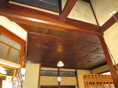 木造建築の写真。天井や壁もじっくり見ると色々な発見があります