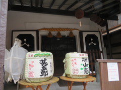 しめ縄で飾られた土蔵の写真。「飛騨の甚五郎」や「新残菊」を製造しています