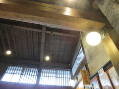 太い柱と梁の写真。太い柱と梁の木組み、飛騨の匠の技で建てられた歴史のある酒蔵です