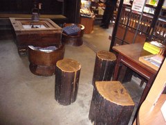 囲炉裏もある休憩スペースの写真。木製の椅子や囲炉裏が置かれ休憩や試飲ができます