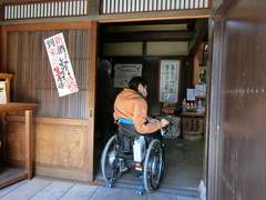 お店の入口の写真。段差はなく車イスでもスムーズです