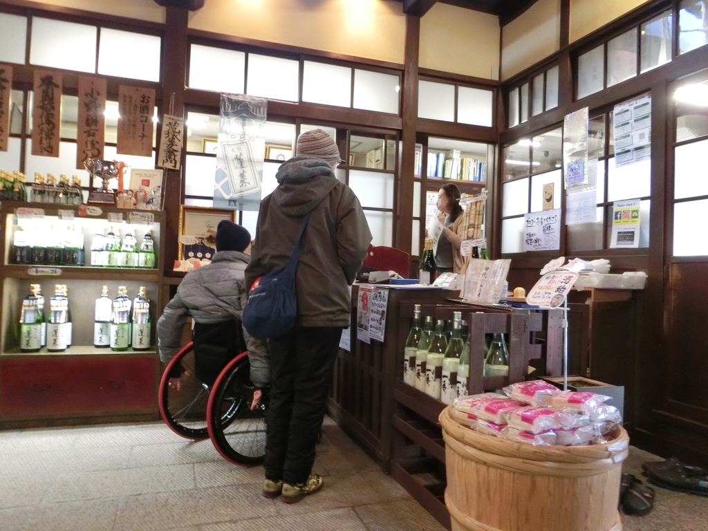 店内には様々な銘柄のお酒の写真