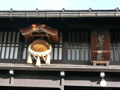 軒下に下がる杉玉の写真。蓬莱の看板も良い感じです
