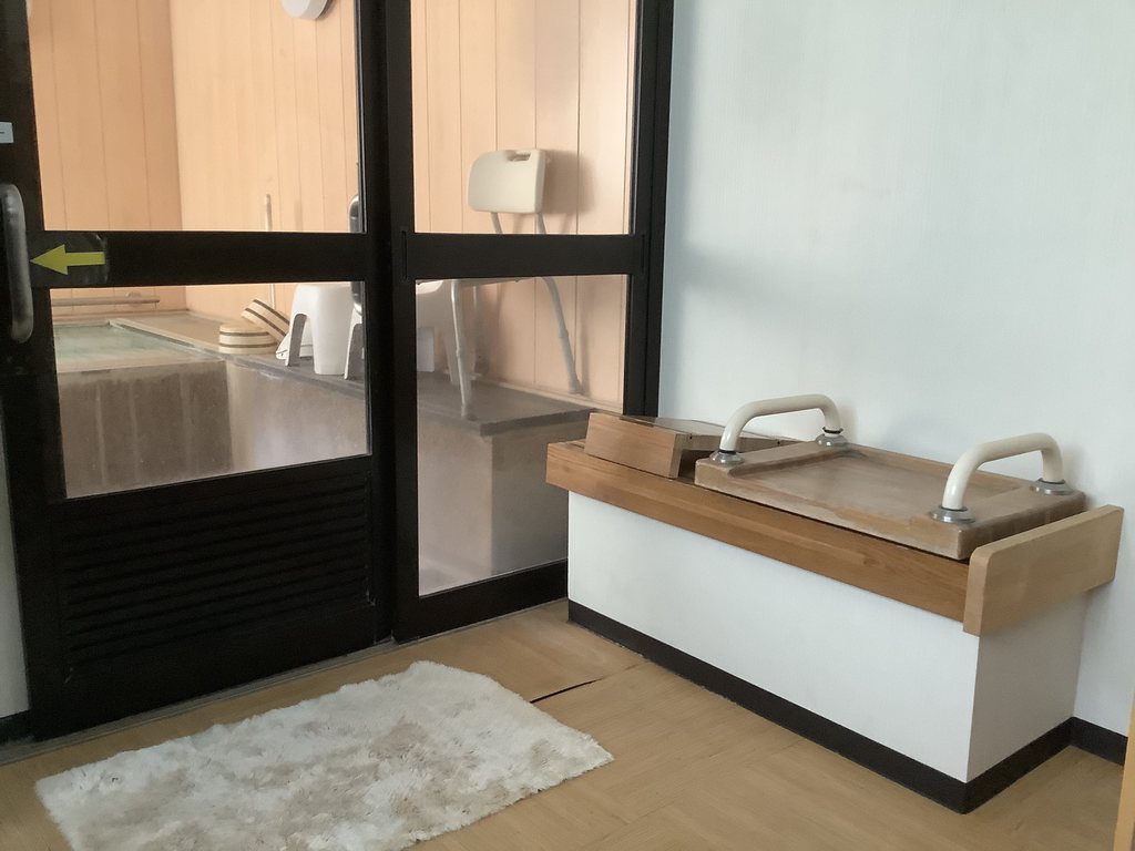 貸し切り風呂は歩行が困難な方をサポートする設備付きの写真