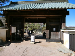 神岡城天守入口の写真。石垣と堀のみが当時のもので、天守や門は犬山城などを参考に建てられたもの