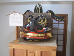 神岡城２階の写真。鎧や武器、祭りに使われる獅子頭などが展示されています